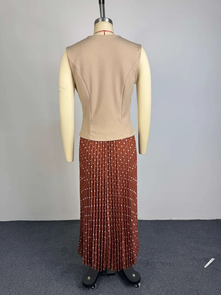 Elegantes 2-teiliges Damen-Outfit: Ärmelloses Peplum-Top mit Goldknöpfen und gepunkteter Midi-Faltenrock – Formelles Business-Set für das Büro – Detail 11