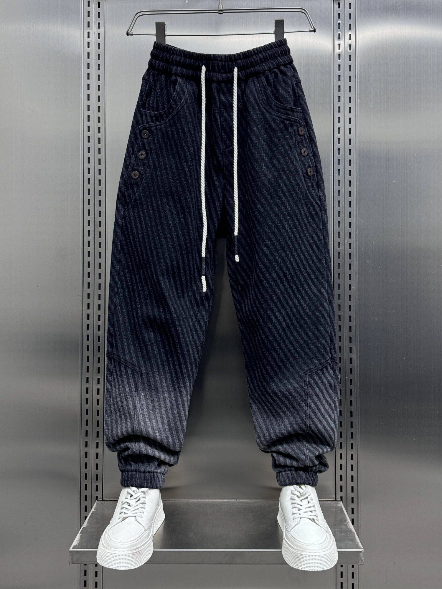 

Модные мужские утепленные джинсы на флисовой подкладке для осени и зимы, джинсы с пуговицами и декоративными элементами, свободного кроя, молодежные, износостойкие.