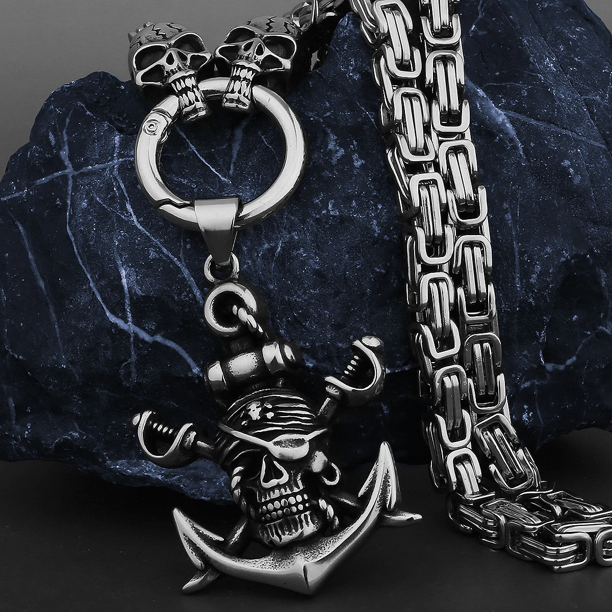 Retro Japanese Double Sword Pirate Skull Pendant Ghost Head Necklace Men's Hip Hop Pirate Ship Logo Pendant Necklace Jewelry