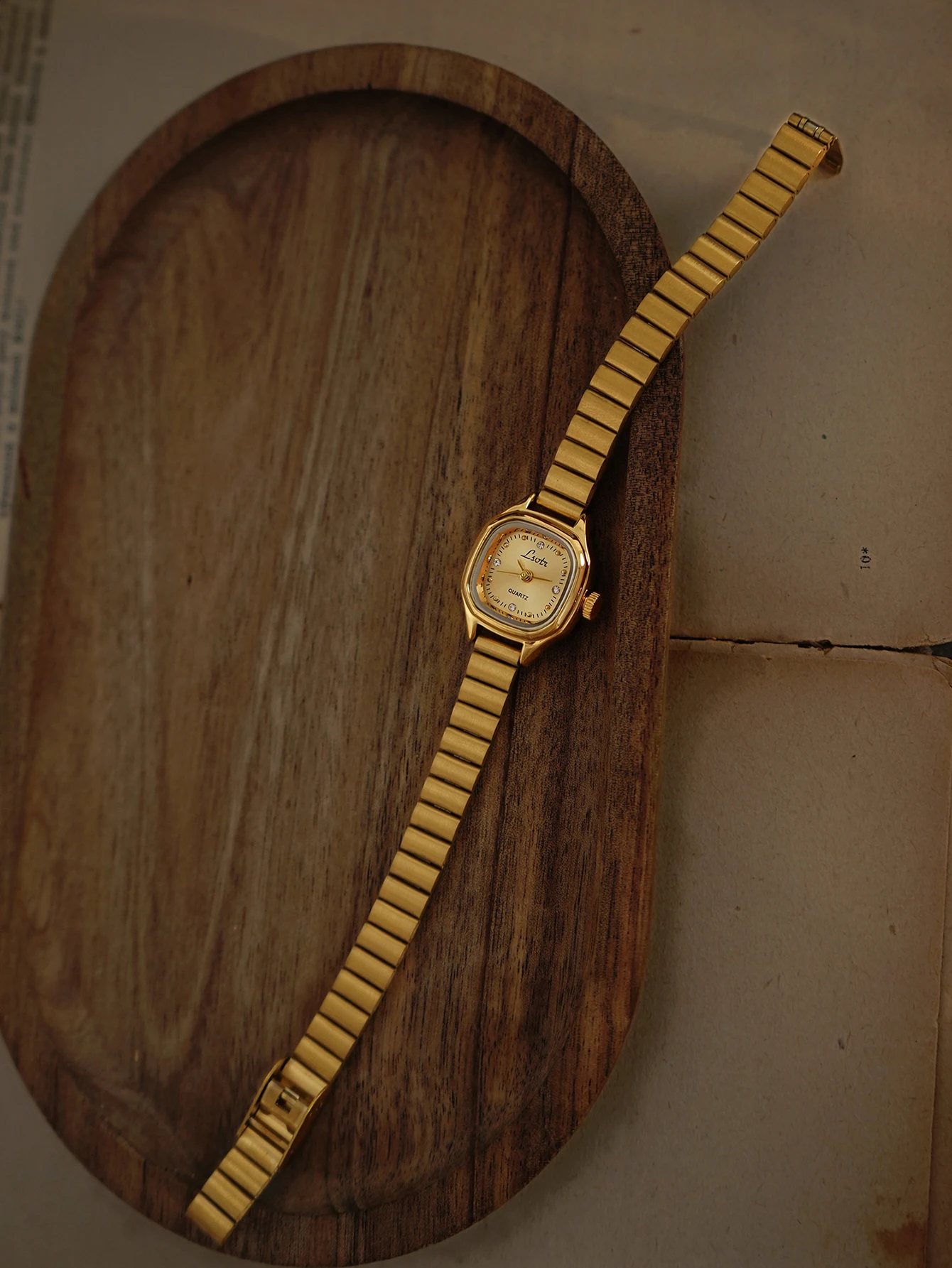 1 ساعة نسائية جديدة على الطراز الفرنسي رائعة بمينا ذهبي صغير الحجم، عصرية، بسيطة، أنيقة، فاخرة، مدمجة، مقاومة للماء، حزام من الفولاذ المقاوم للصدأ، مناسبة للارتداء اليومي، حفلات العشاء، إلخ. ، لإضافة لمسة إلى المعصم