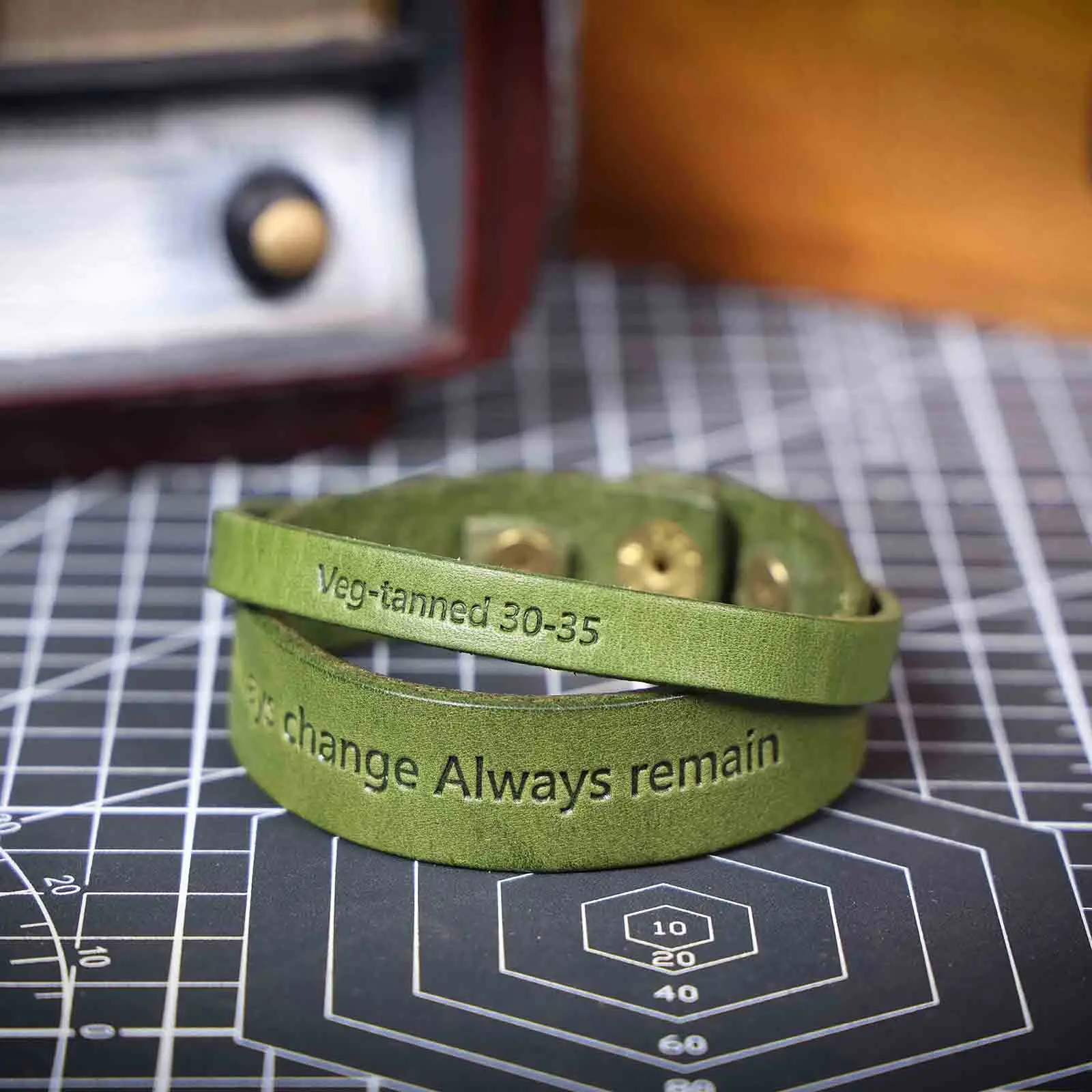 S.WORKER Handgefertigtes Vintage-Armband aus echtem Vollnarbenleder, Vintage-Handgelenkschlaufe für Paare – Detail 8