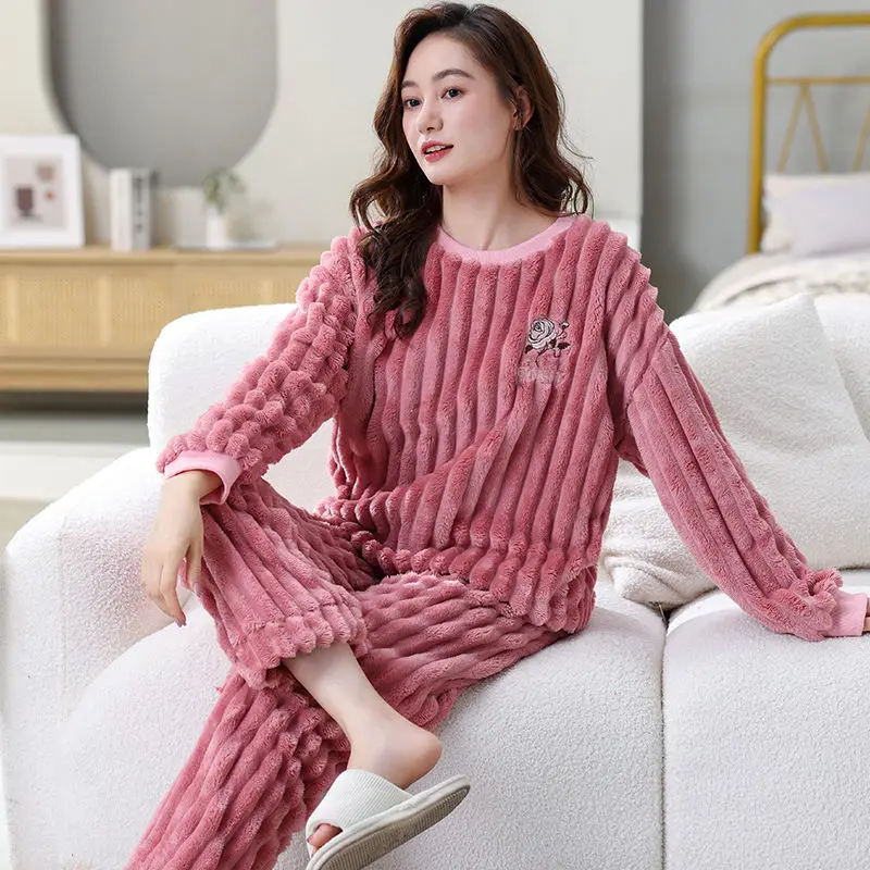 Damen pyjamas Set Herbst Winter Flanell Nachtwäsche 2024 neue Plüsch Lounge wear mittleren Alters Mutter dicke Korallen samt Hauskleidung