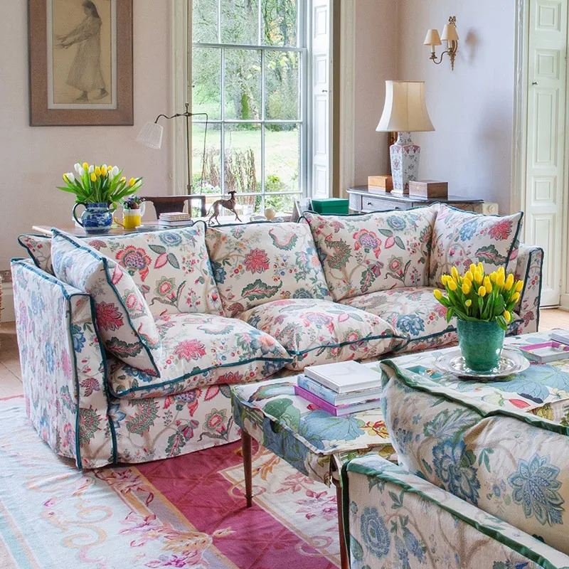 Amerikanisches High-End-Sofa mit Blumenmuster, Stoffbezug, für kleine Wohnungen, Wohnzimmer, Massivholz, dreisitzig, großes Sofa