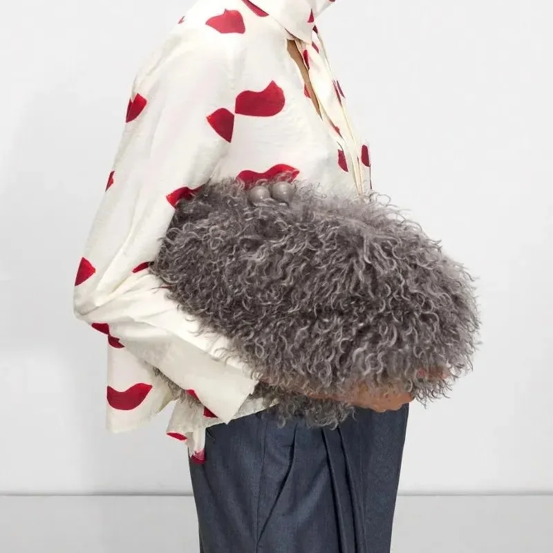 Bolsa Clutch Feminina de Pele Sintética com Fecho Kisslock, Quente de Inverno, Cinza Escuro e Vermelho, Bolsa de Pele Felpuda com Fecho de Armação e Corrente Transversal — foto 5