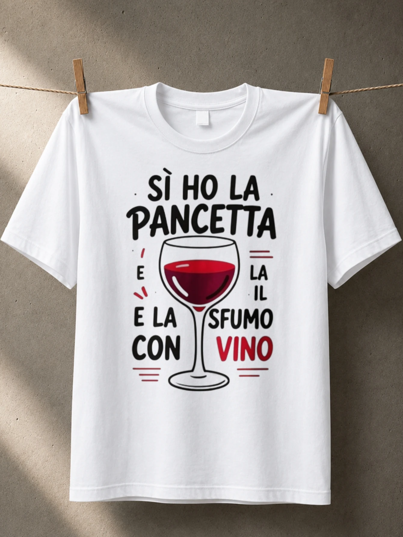 T-shirt unisexe avec citation sur le vin italien, verre à vin rouge, typographie rouge et audacieuse, pancetta, humour et nourriture décontractée