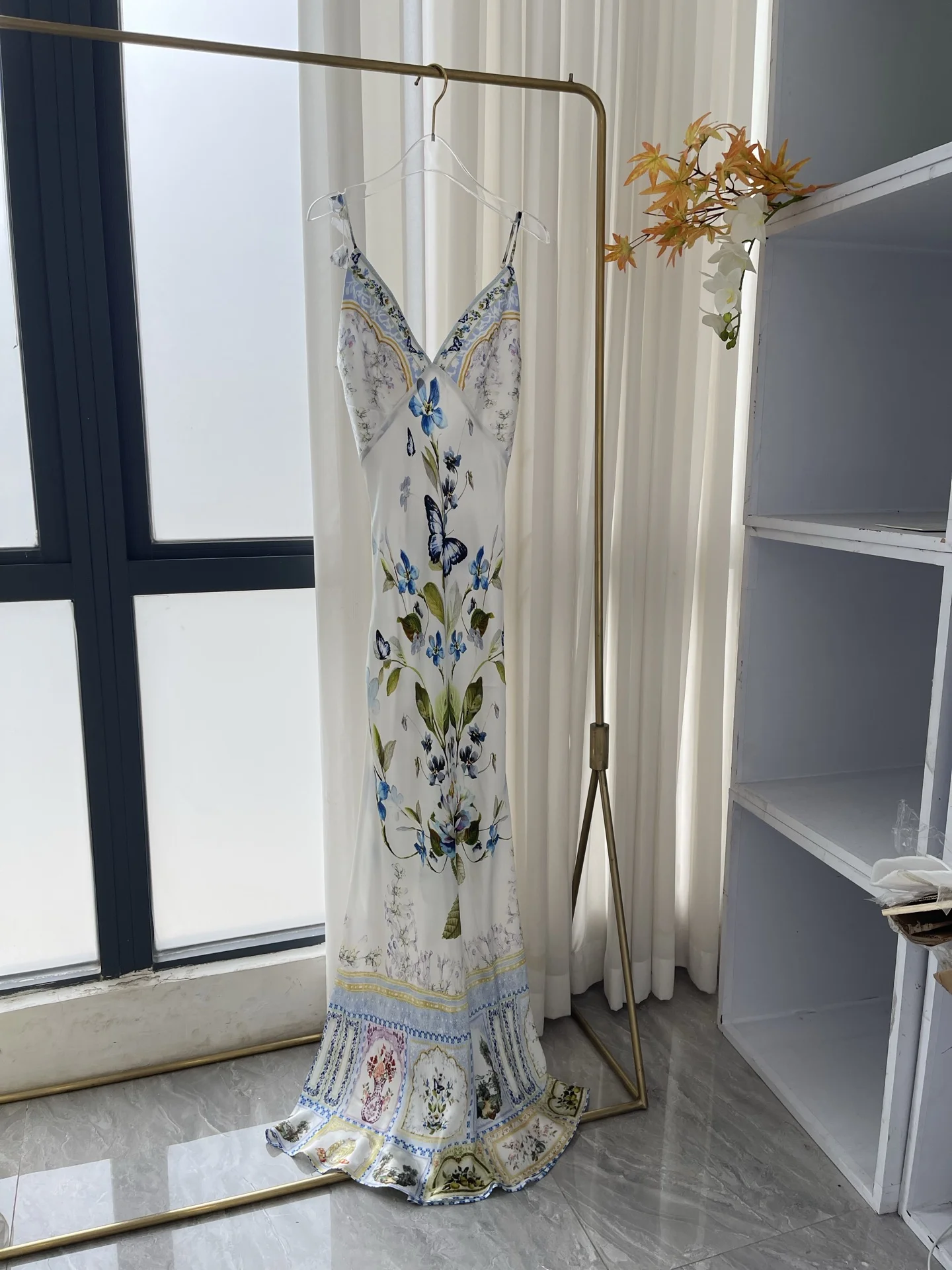 Abito longuette con scollo all'americana in vita ritagliata per le vacanze Nuovi stili senza maniche con stampa floreale blu seta di alta qualità