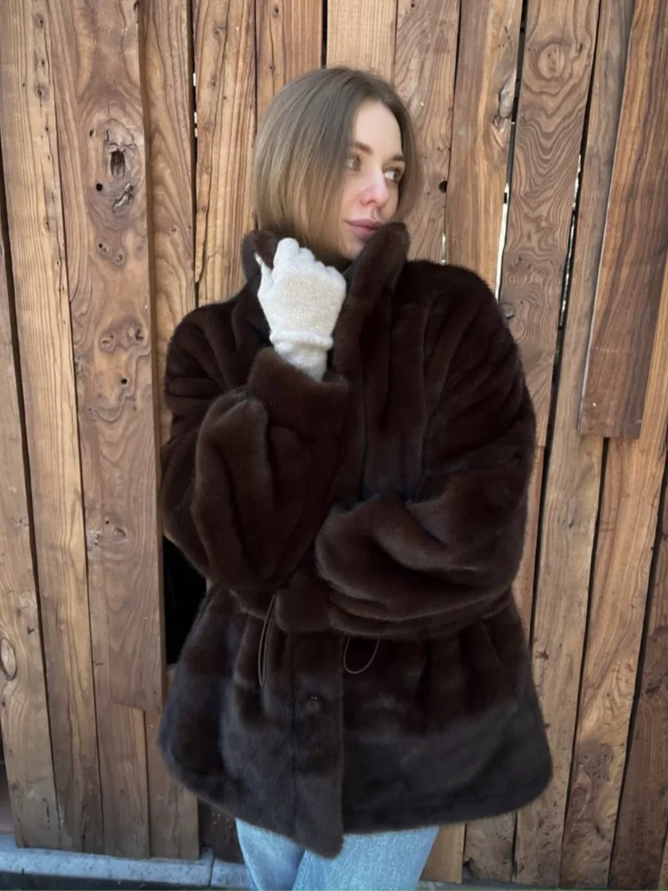 เสื้อโค้ทขนเฟอร์เทียมทรงเข้ารูปพร้อมเชือกรูดเอวสำหรับผู้หญิง ดีไซน์เก๋ไก๋ คอตั้ง แขนยาว มีกระเป๋า เสื้อแจ็คเก็ตอุ่นๆ สำหรับผู้หญิง สวมใส่ได้ทุกวันในฤดูหนาว สไตล์ลำลอง