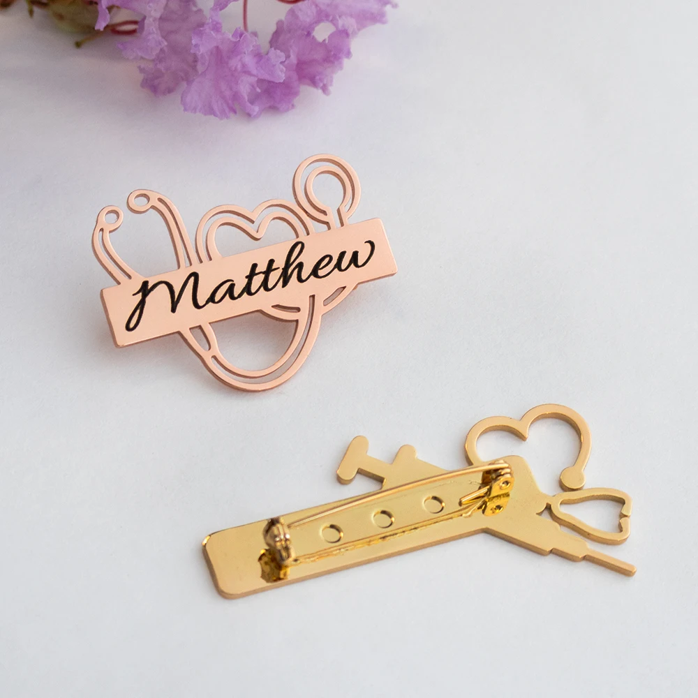Personalize vários estilos de broches médicos, emblemas em formato de estetoscópio e placas de identificação gravadas profissionais em formato de dentista