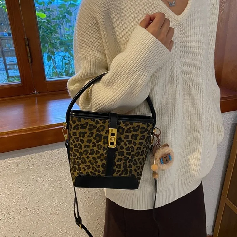 

Элегантная минималистичная сумка для подгузников для женщин, стильная сумка через плечо, дизайнерская винтажная кожаная сумка-тоут с квадратной формой.