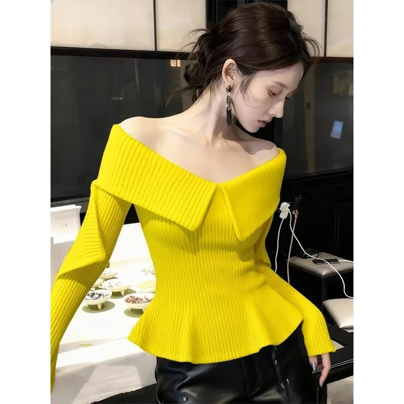 A White One-shoulder Knitted Sweater for Women with A Winter Vibe, High-end and Mature Look and  Thickened Waist-hugging Sweater