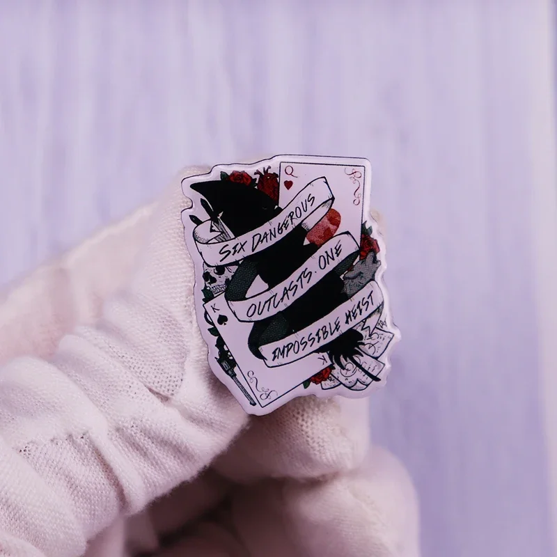 ستة المنبوذات الخطيرة. واحد مستحيل سرقة المينا دبوس ستة من الغربان نادي بروش شارة كتاب عشاق هدية