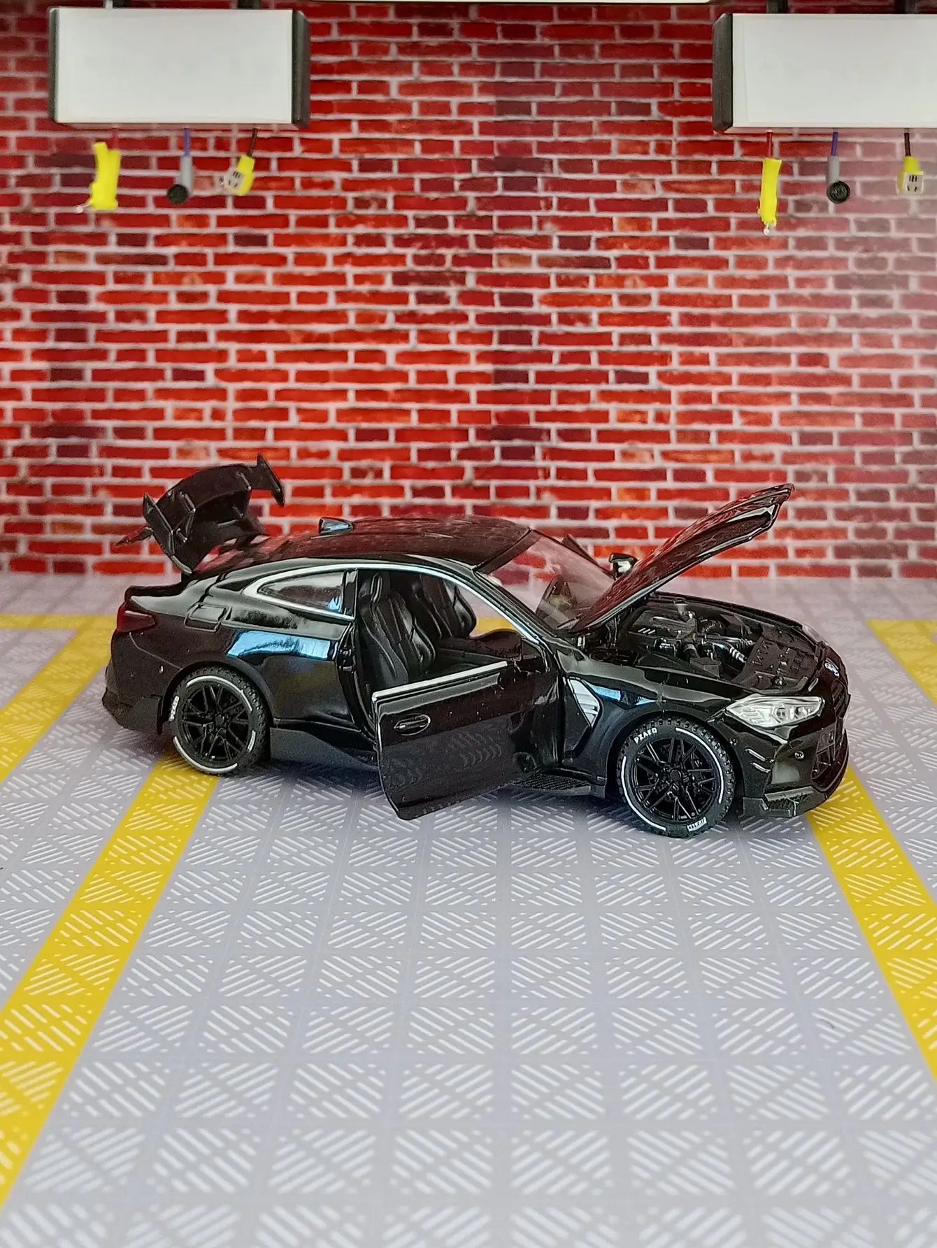 

1:32 модель автомобиля из сплава M4, украшения, детский подарок, игрушечные двери и багажник капота, можно открыть со звуковыми и осветительными функциями