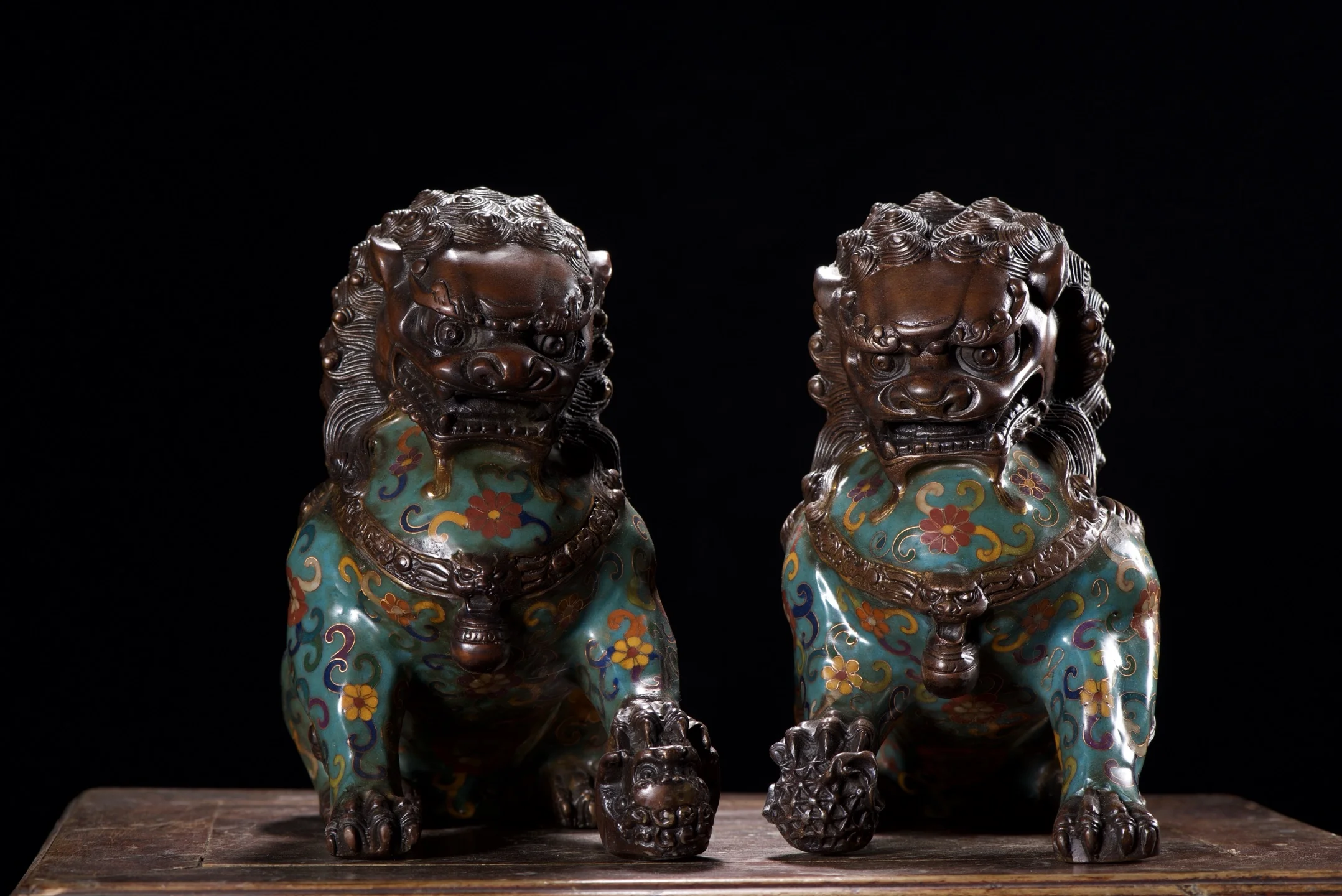 

Пара 9-дюймовых статуэток львов-хранителей из старинной бронзы с цветочным узором в технике клоизонь, мифическое существо, для привлечения богатства и защиты от зла в доме