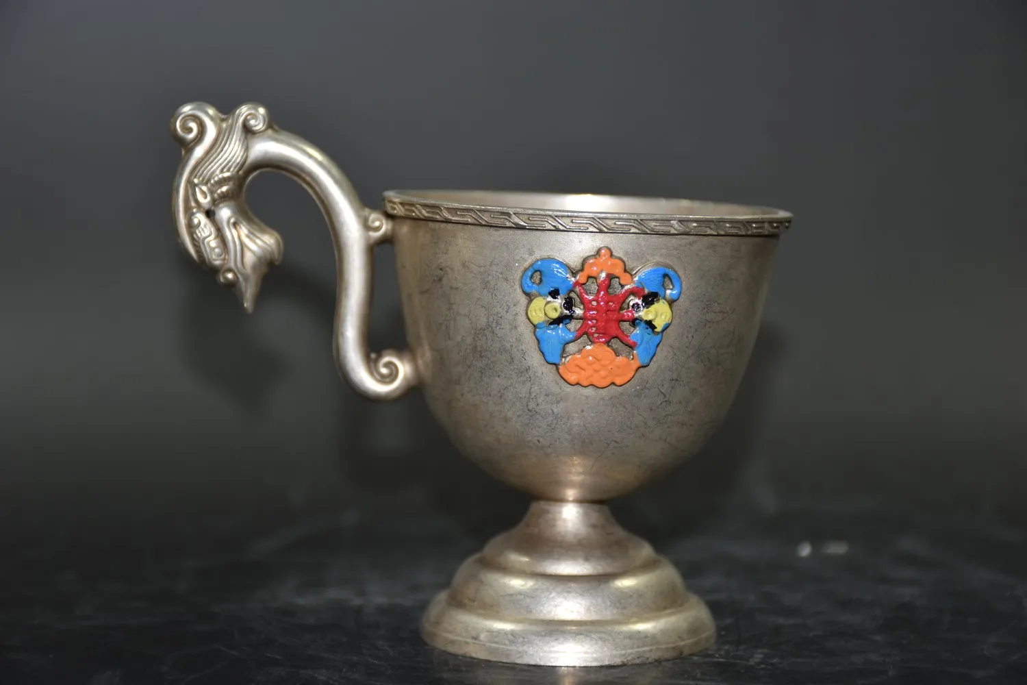 

Классический белый медный кран с синей росписью, винный бокал, настольные украшения, реквизит для киносъемок.