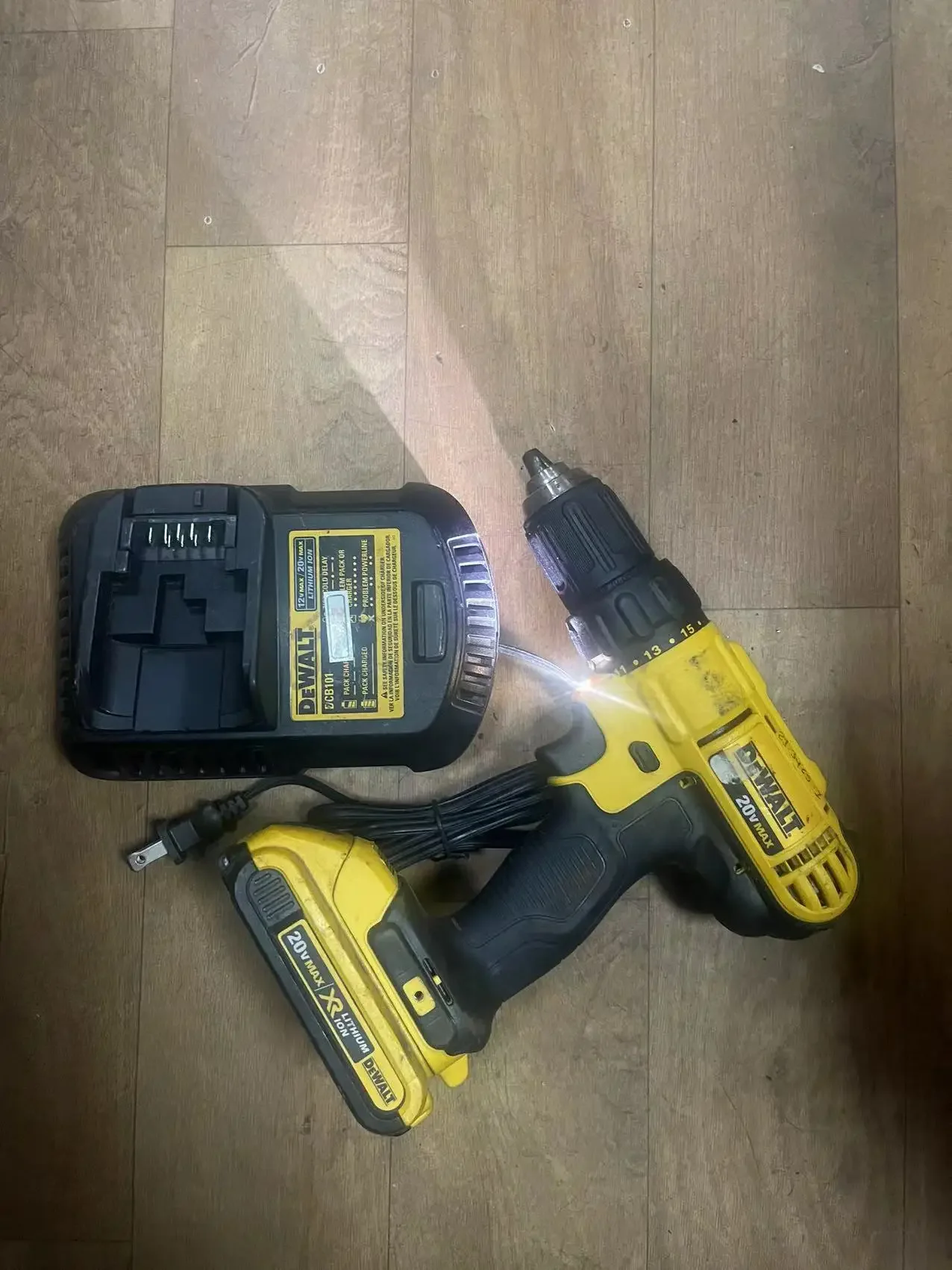 

Dewalt DCD771B 20 В Макс Беспроводная литий-ионная 1/2 дюймовая компактная дрель с зарядным устройством и одним 2-амперным аккумулятором, б/у