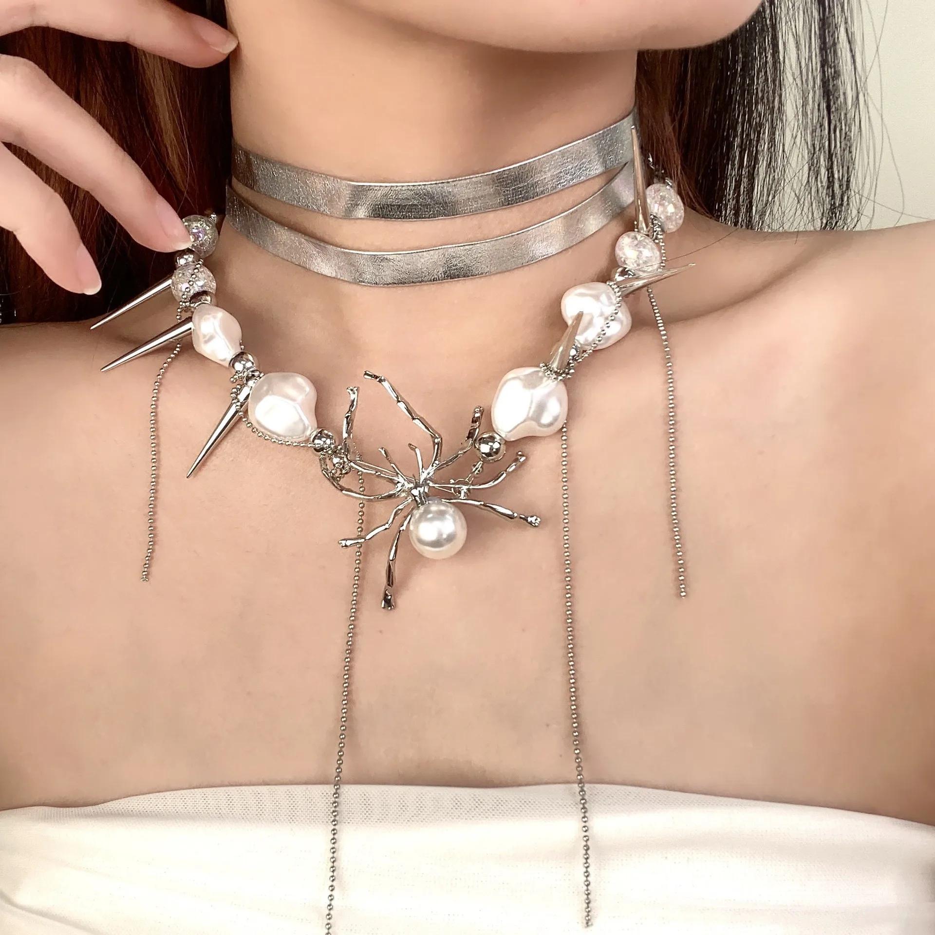 Punk A sense of sophistication Dark Hot Girl Y2K style Exaggeration Multi-layer Rivets Alien spider Leather Alloy Necklace