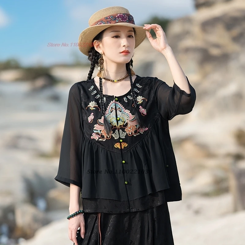 chemisier-hanfu-brode-fleurs-nationales-2026-col-rond-vintage-style-boheme-en-satin-jacquard-et-patchwork-de-mousseline