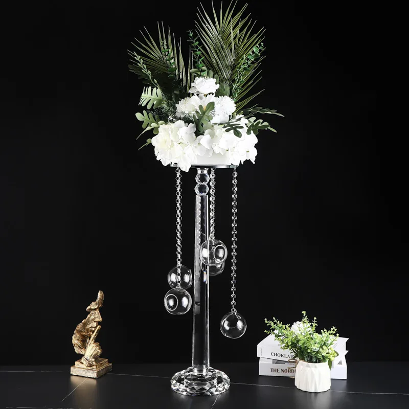 

Exquisite crystal candlestick banquet scene
