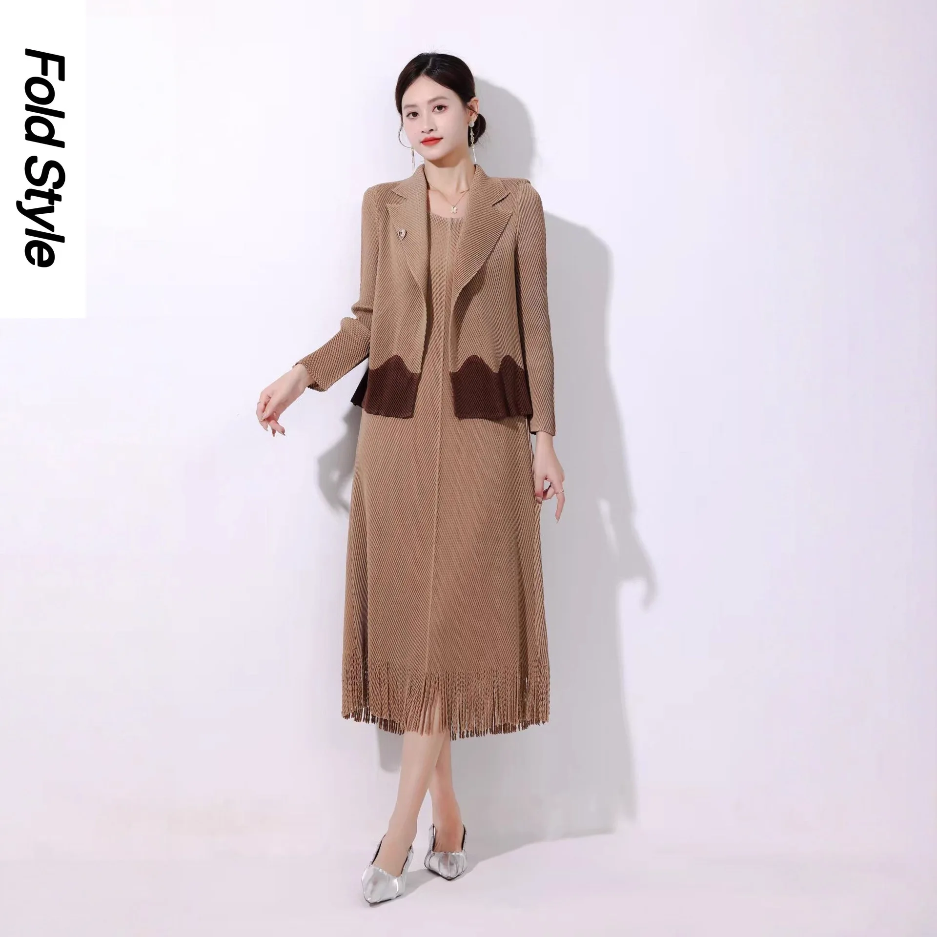 

Miyake Pleats, новинка осени 2023, плиссированный жилет с бахромой из рыбьей чешуи, юбка + блейзер, модный темпераментный комплект из двух предметов