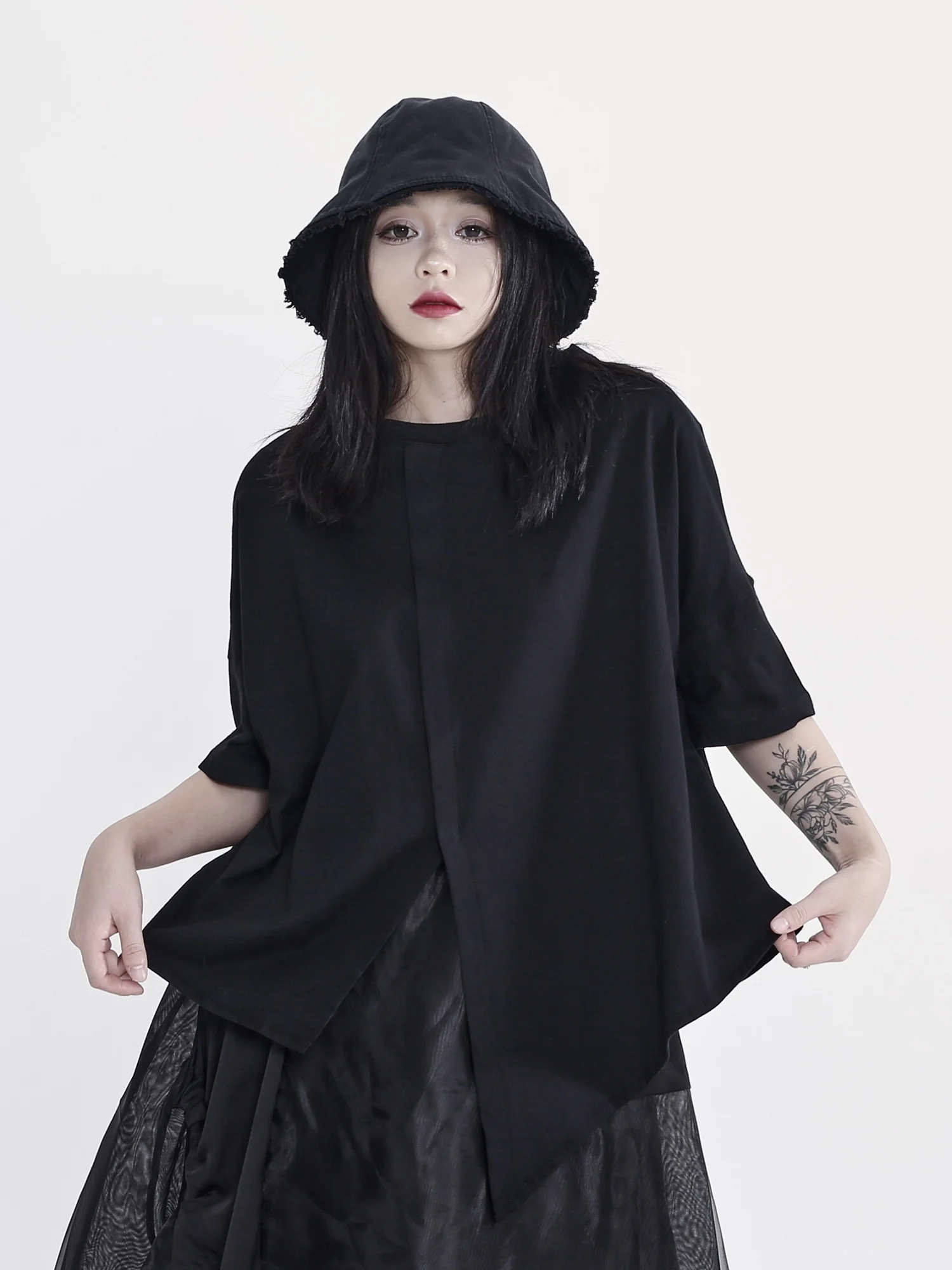 

Summer Casual Loose Women's T-shirt Short Sleeve Asymmetrical Design Mountain Style Dark Series Versatile Citywalk Cotton Top