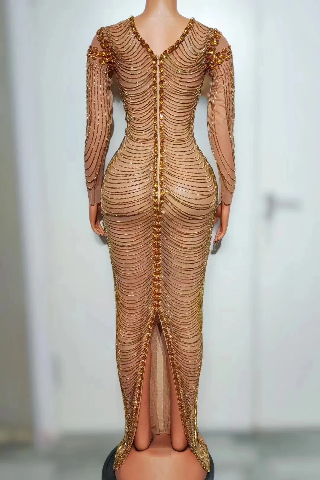 Farbenfrohes, geteiltes, langes Goldkettenkleid, schmal geschnitten, V-Ausschnitt, vollständig mit Diamanten besetzt, elegante Kleidung für Nachtclubs, Bars, Geburtstagsfeiern und Auftritte. – Detail 3