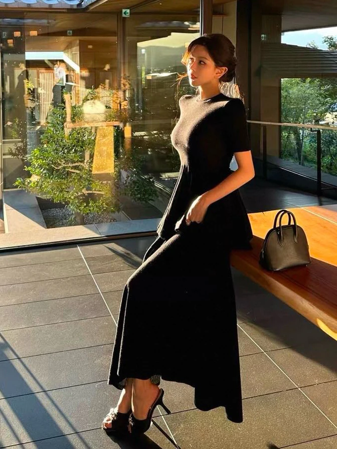 Round-neck wool knitted sweater - A fitted, pleated hem design that flatters the figure and is perfect for a professional look.