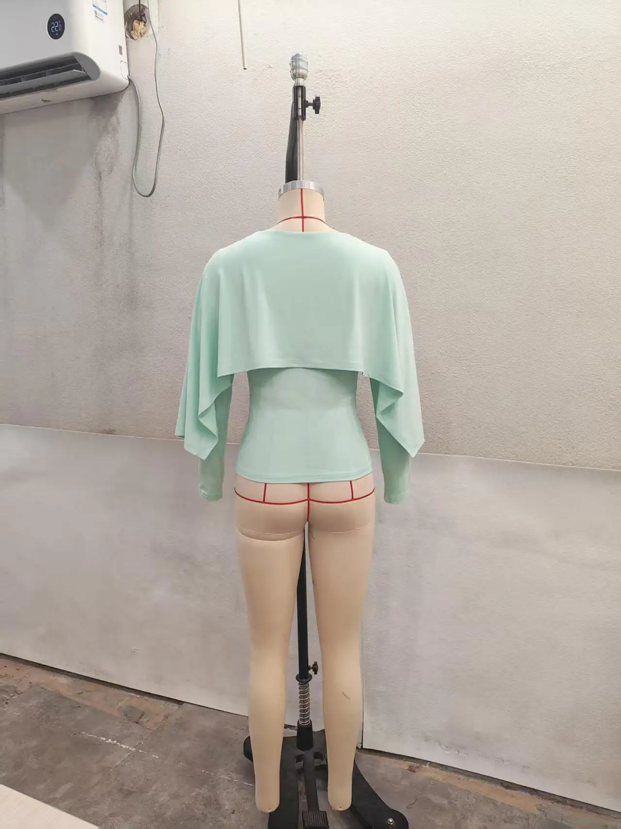 Elegante, schlanke, einfarbige Cape-Bluse für Damen, langärmelig, zweiteilig aussehend, figurbetont, schick, für Büro, Abend, Party, Dating, Alltag. – Detail 5