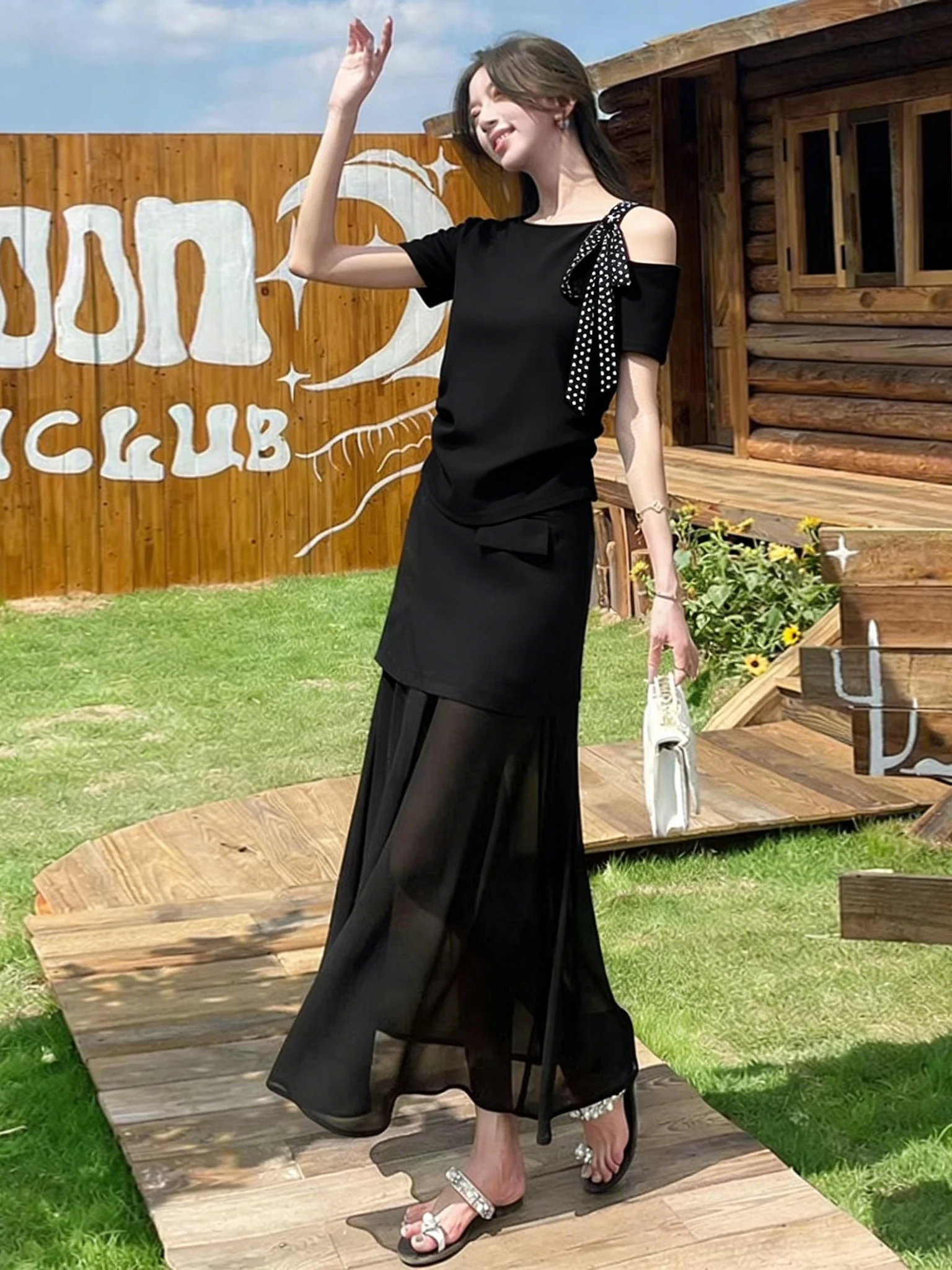 

Уникальный дизайнерский комплект: топ с открытыми плечами в горошек и сетчатая юбка-полусолнце для женщин, летняя коллекция, короткий рукав с завязками.