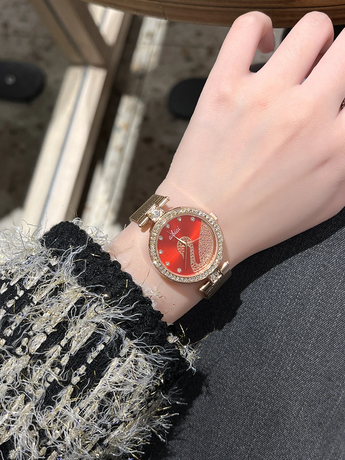 Relógio feminino com diamantes coloridos, um presente perfeito para namorada