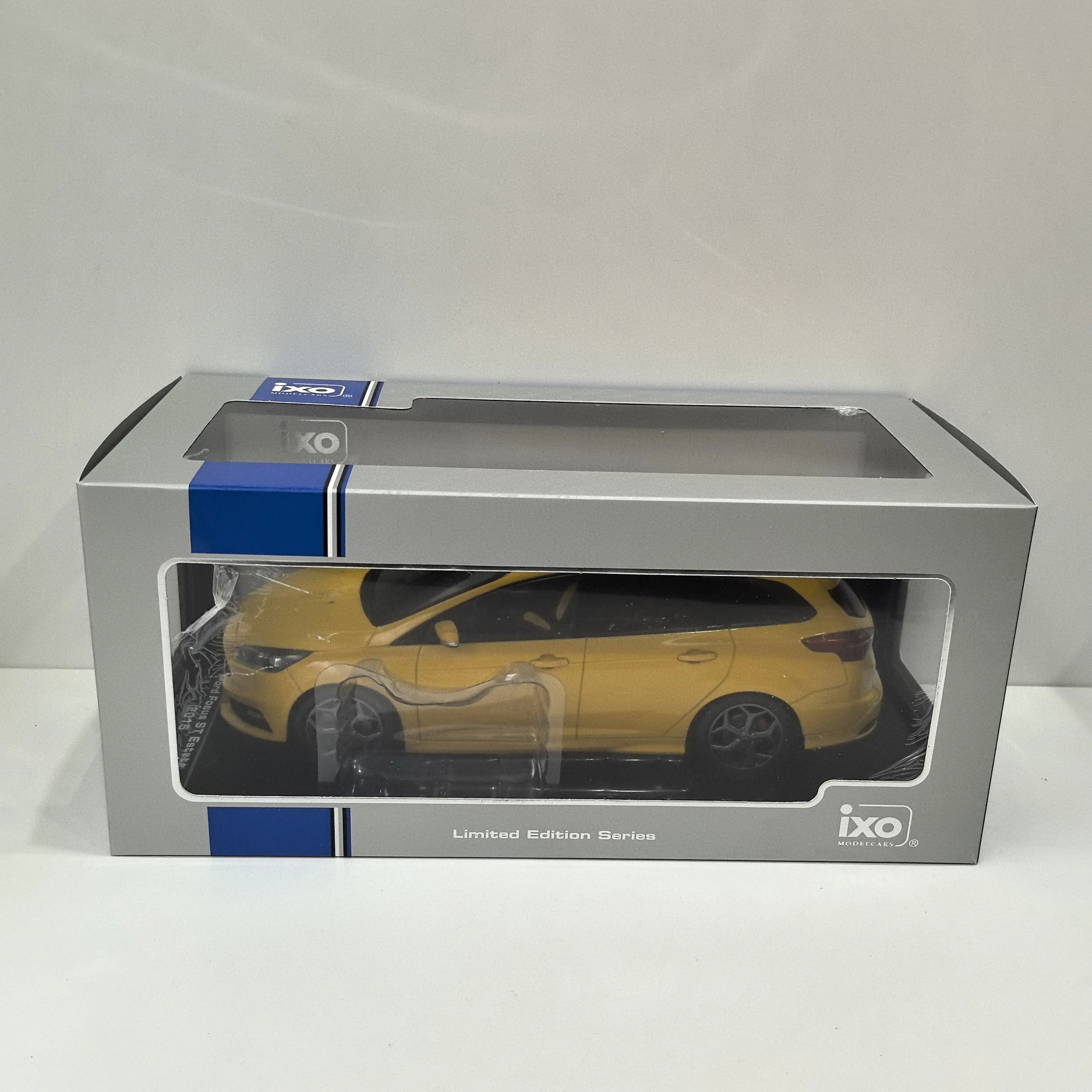 

Модель автомобиля из сплава IXO 1/18 Scale ST ESTATE 2015 с дефектами лакокрасочного покрытия