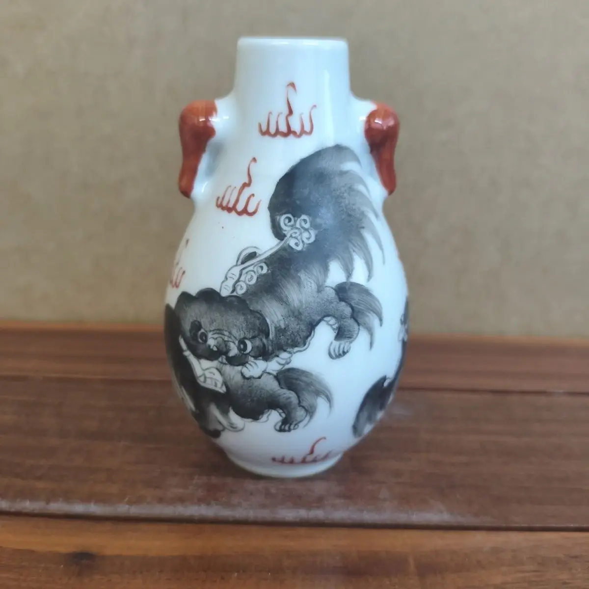 Chinese Antique Hand Painted Ink Color Old Collection Taishi Shaobao Lion Pattern Decorative Ceramic Vase