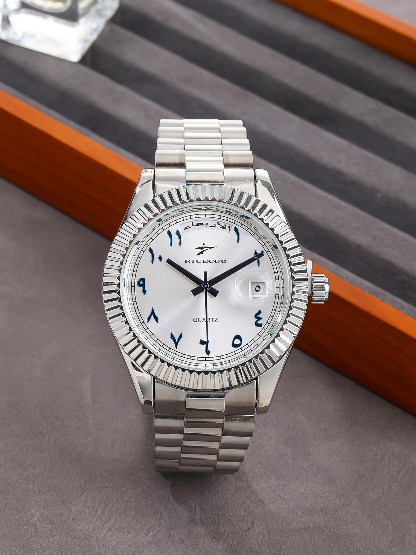Business quartz watch with Arabic numeral scale, date display texture, bezel design, suitable for both business and leisure