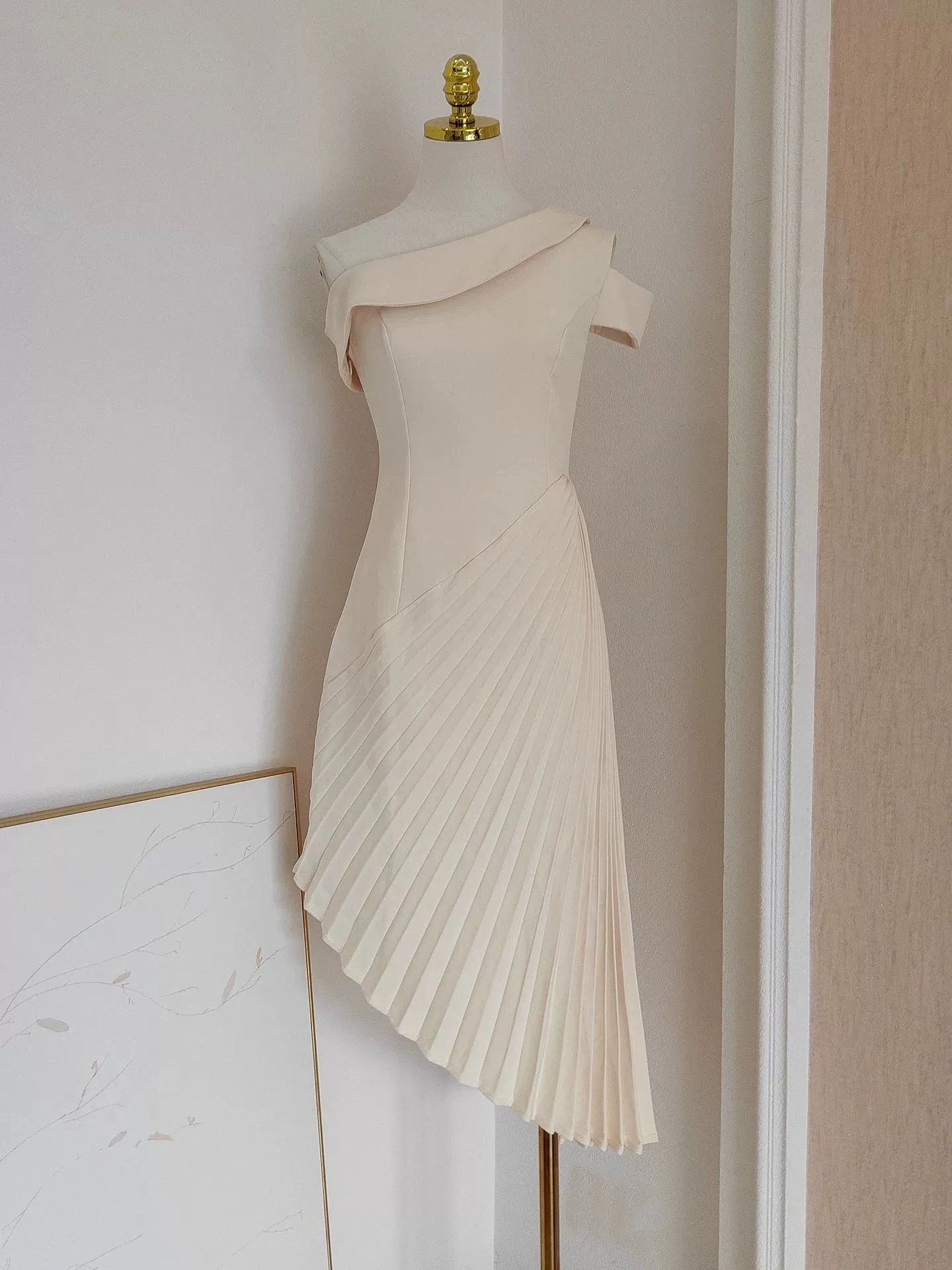 

2025 Summer New Arrival Niche Design French Accordion Pleated Pleated Waist Slim Fit Irregular Off-shoulder Dress-GZXX127