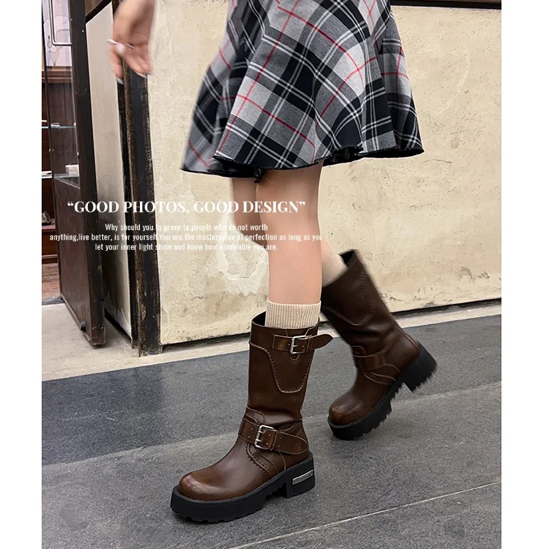 

Новинка 2026, осенне-зимние женские ботинки до середины икры, мотоциклетные ботинки на платформе из спилка высотой 22-24,5 см с круглым носком и пряжкой на ремне