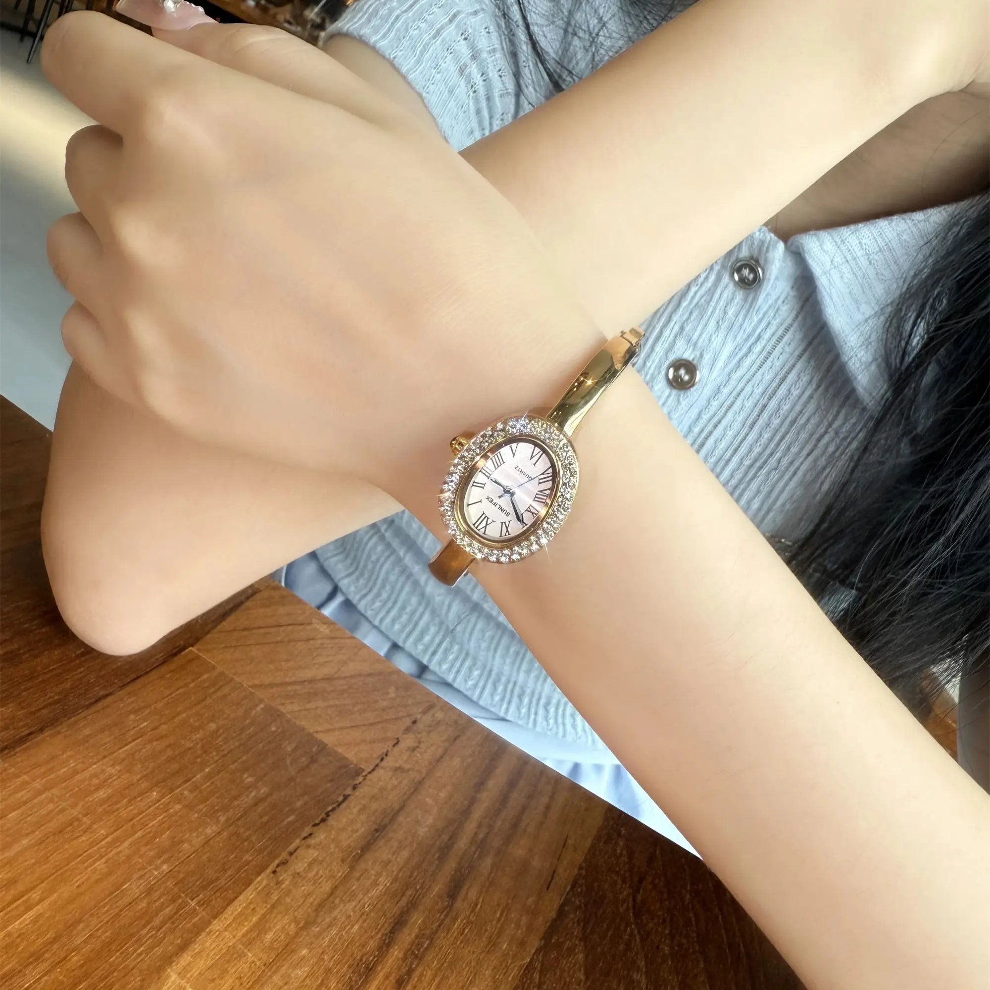 جديد فاخر أنيق السيدات سوار ساعة معصم الأرقام الرومانية مطعمة الراين البيضاوي مقاوم للماء ساعة كوارتز نسائية Reloj