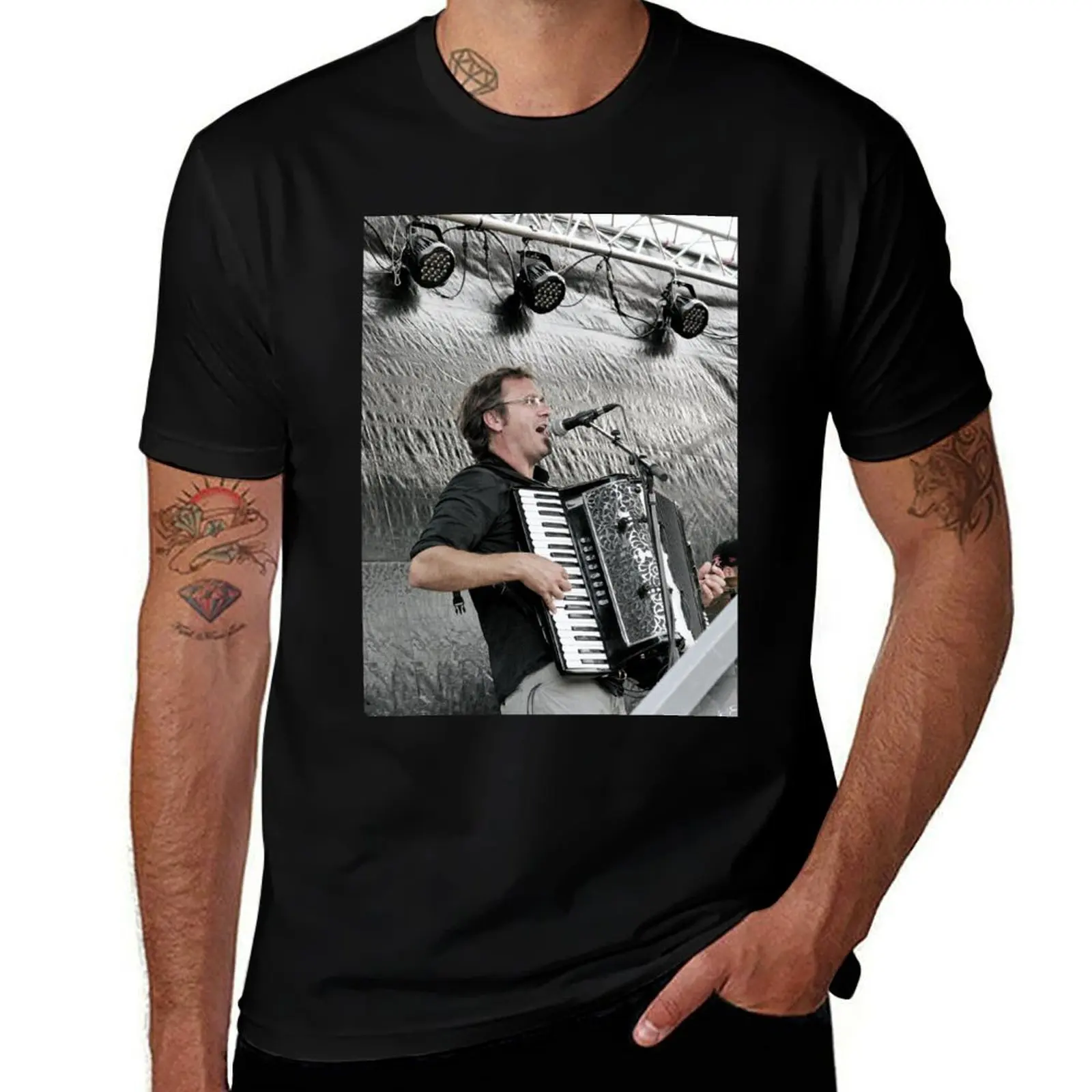 r977 / New Finition 2021- Le Groupe Zikabilo Virtuose (h)Olavia-Olao Okaio Créations T-Shirt Simple Line Art Print Tee T-Shirt