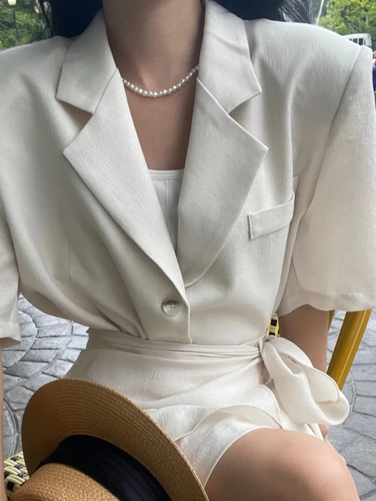 Setelan Musim Panas Longgar dengan Jaket dan Rok Asimetris, Ensemble Fashion Wanita atau Pakaian Kasual dengan Kerah Lipat