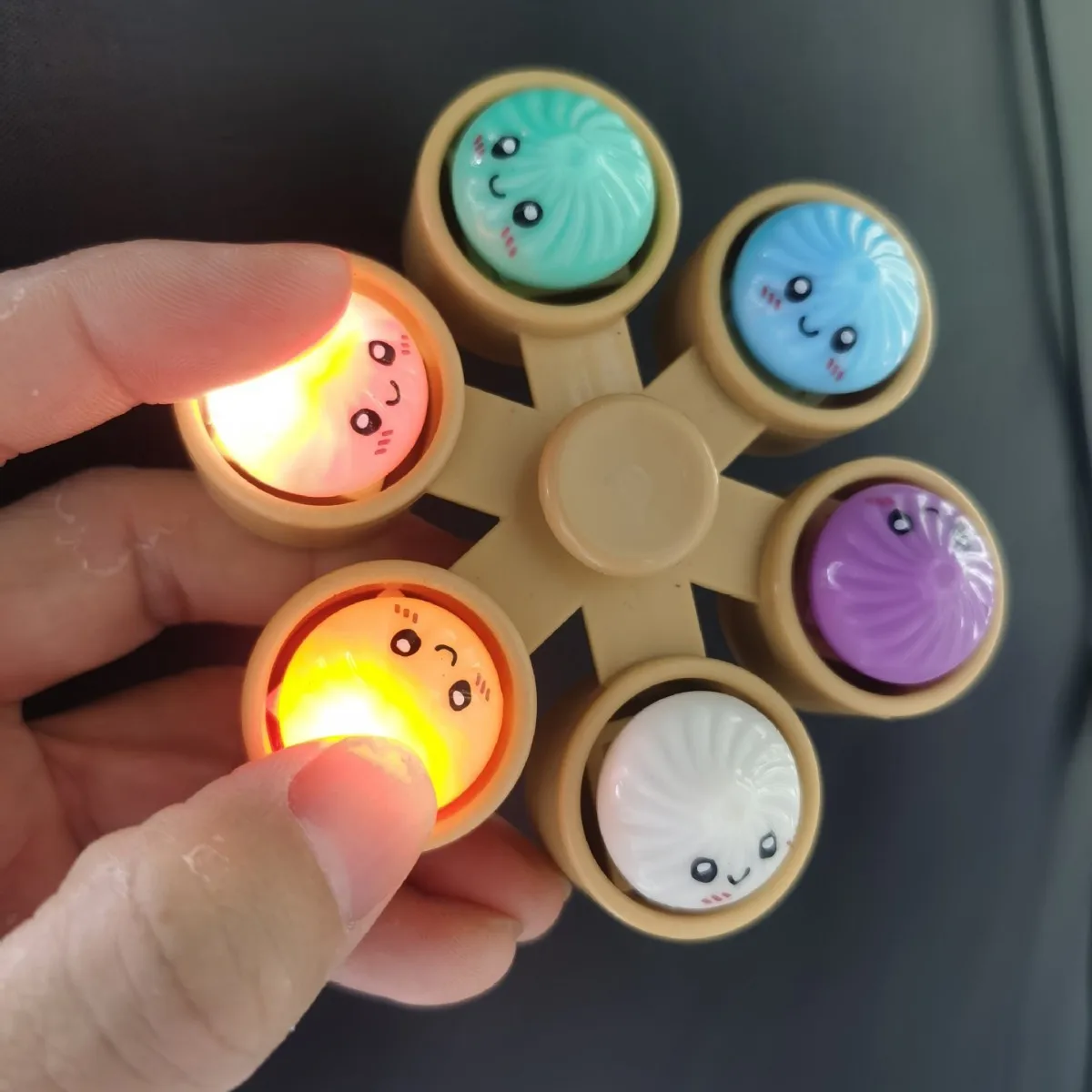 Image of Emoji Bun Fidget Clicker Schlüsselanhänger Buntes Quetschspielzeug 2-in-1 Fidget Spinner Stressabbau Entspannung Büro Angstlinderung