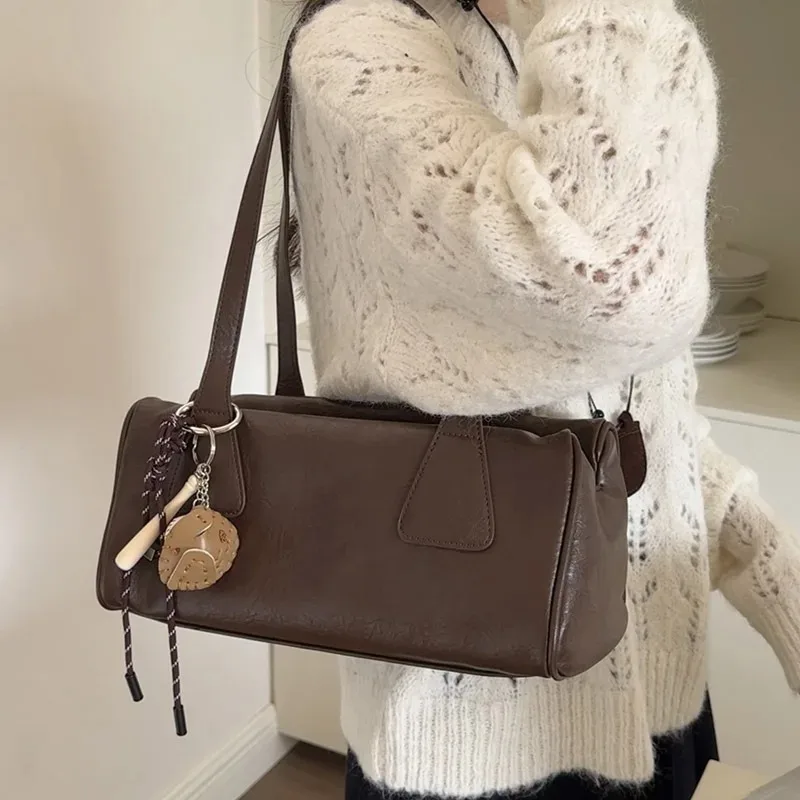 กระเป๋าหนัง PU ดีไซน์เรียบง่ายสำหรับผู้หญิง ปี 2025 สไตล์วินเทจ Y2K กระเป๋าสะพายไหล่ กระเป๋าถือโท้ท กระเป๋าถือสีพื้นสำหรับสุภาพสตรี