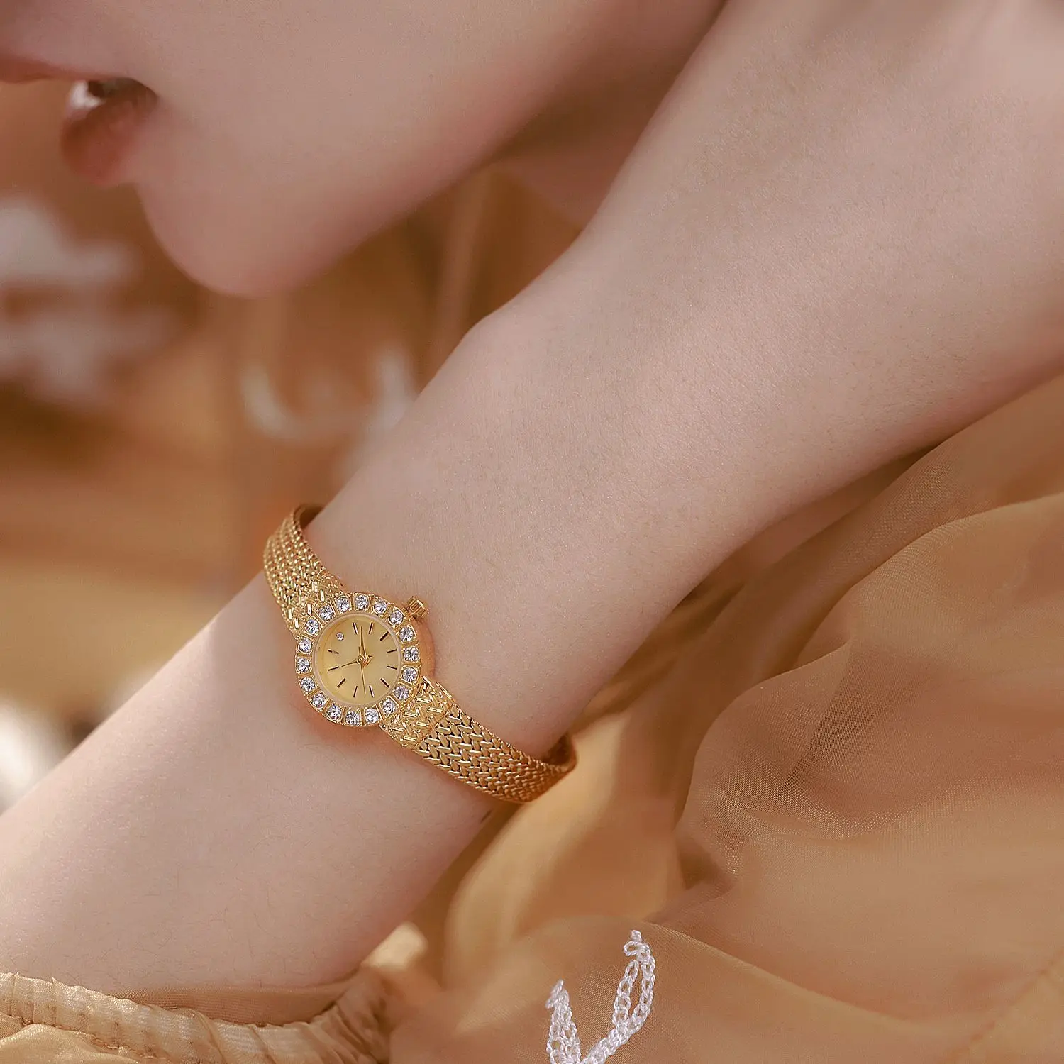 Reloj Retro de lujo para mujer, reloj de cuarzo pequeño elegante a la moda, resistente al agua, esfera de diamante, reloj dorado, regalo para novia 2025