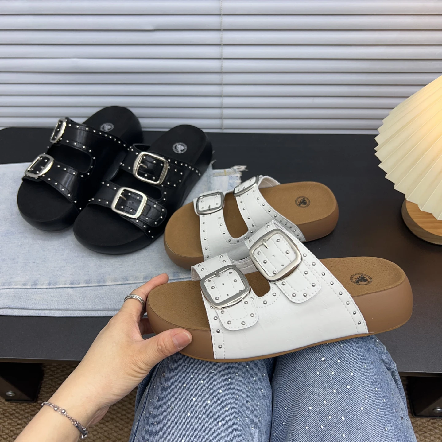sandales-decontractees-a-semelle-epaisse-antiderapante-pour-femmes-nouveau-style-2026-a-rivets-et-double-boucle-plates-pour-les-vacances-chaussons-d'exterieur