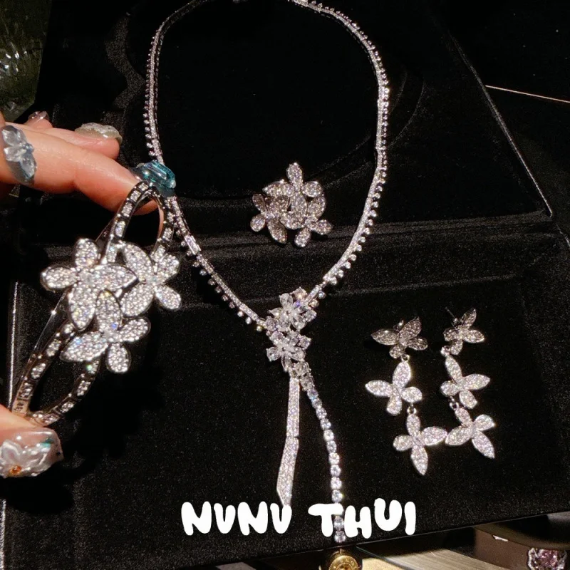 

Jewelry Exquisite Butterfly Gemstone Bracelet Custom Banquet Floral Tassel Zircon Necklace Suit