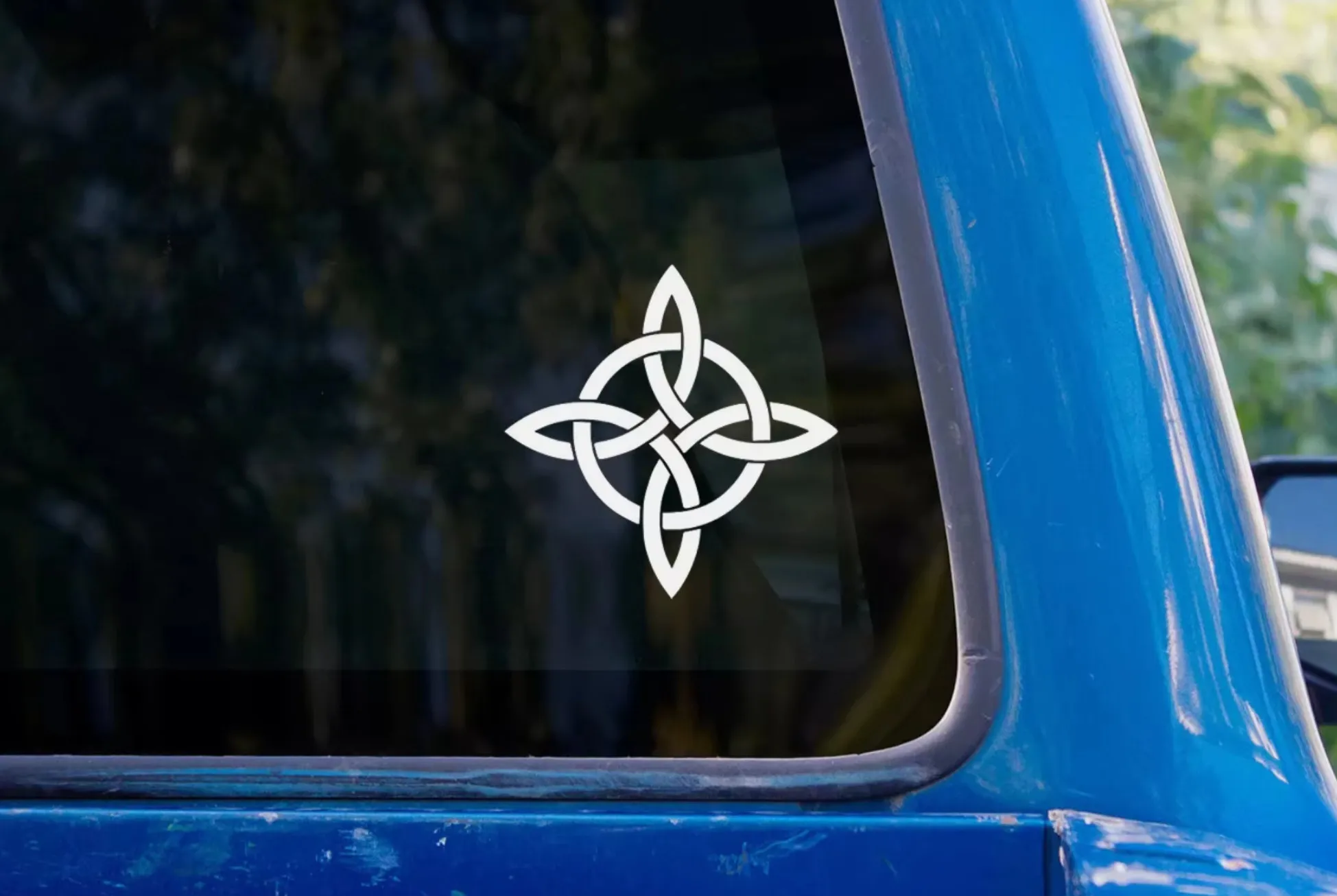 ملصق فينيل بعقدة ساحرة مقاس 4 بوصات × 4 بوصة ارتفاعًا، ملصق كمبيوتر محمول للسيارة من Wiccan Charm