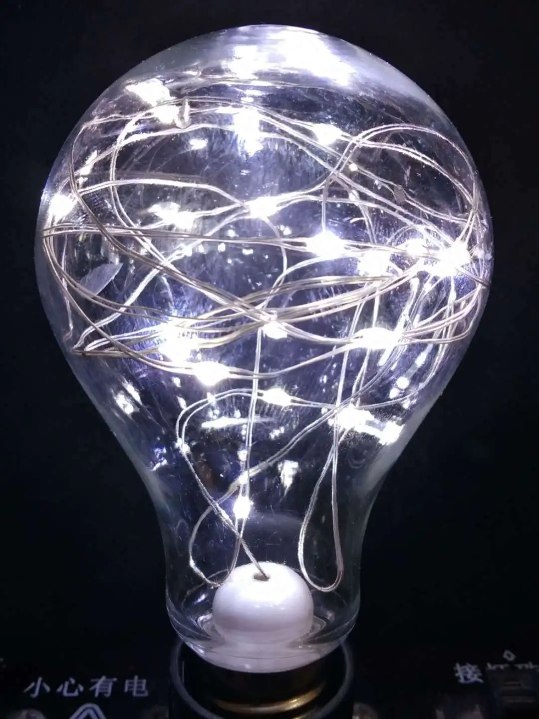 E27 60W คริสต์มาสสร้างสรรค์ทองแดงลวดพลาสติกหลอดไฟเทศกาลตกแต่งบาร์ที่มีสีสัน RGB ตกแต่งแสงสีสัน