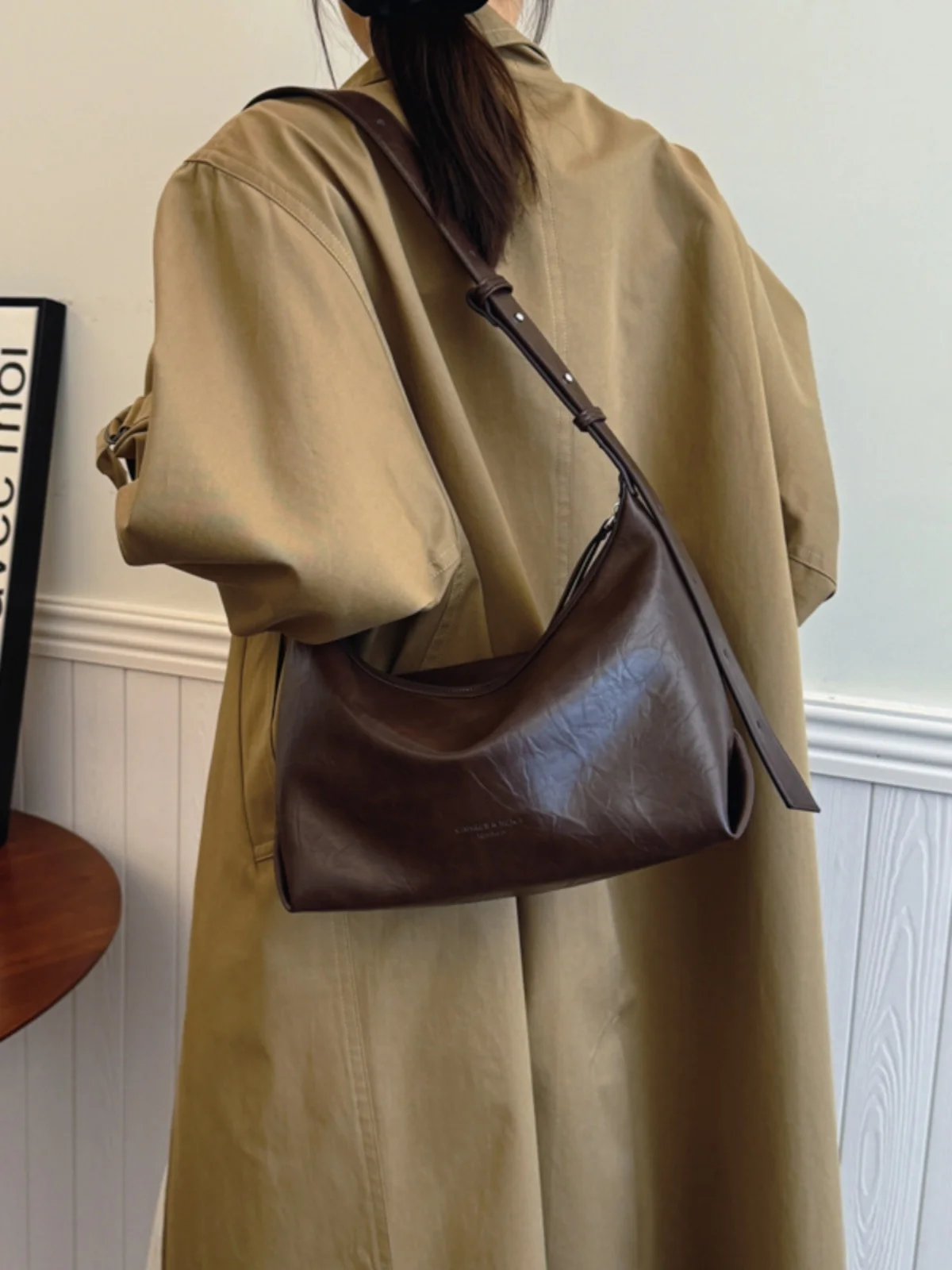 

Large Capaci Single oulder Tote Bag Women's Casual Commuter Arm Pit Bag Faionable Versatile Korean Sle 2025 New