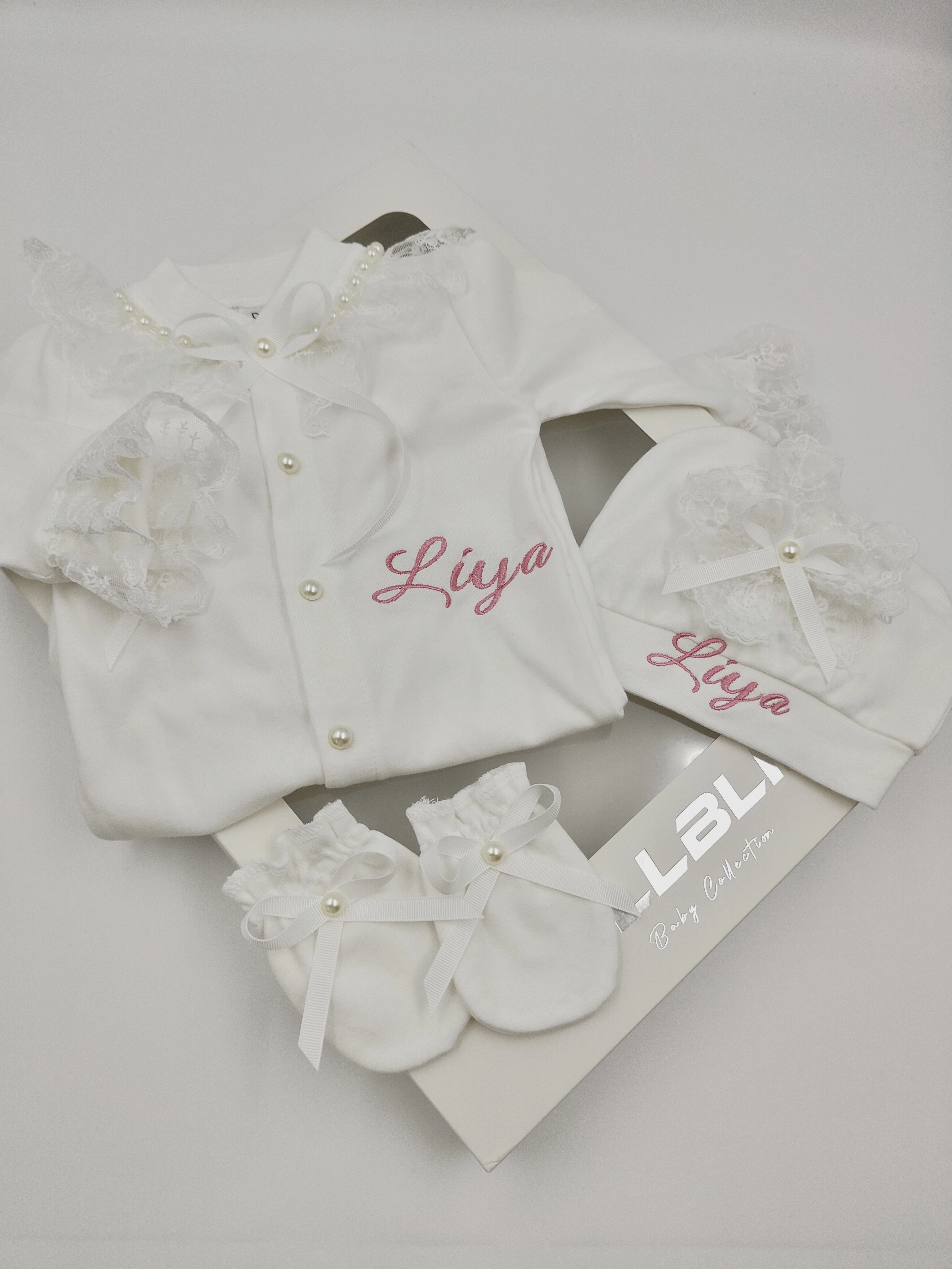 Neugeborenen-Strampler aus Baumwolle mit Spitze und Perlen, mit Mütze & Booties, Personalisierter Name für Babyparty-Geschenk 2026