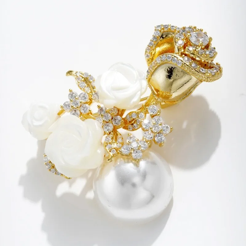 Copper Base Zircon Gold‑Tone Plated Shell Imitation Pearl Flower Brooch Vintage‑Style Unique Gentle Jewelry Accessory for Women