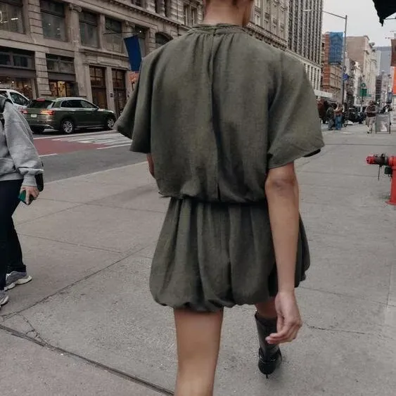 เสื้อผ้าแฟชั่นสำหรับผู้หญิง คอลเลคชั่นฤดูใบไม้ร่วง-ฤดูหนาว ทรงบอลลูน แขนยาว ทรงเอ หรือทรงสเวตเตอร์ ผลิตจากเส้นใยโพลีเอสเตอร์ เหมาะสำหรับใส่ไปทำงาน