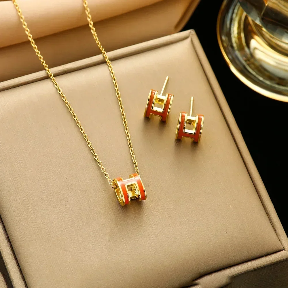 letter temperament simple pendant fashion clavicle Network red live burst titanium steel H