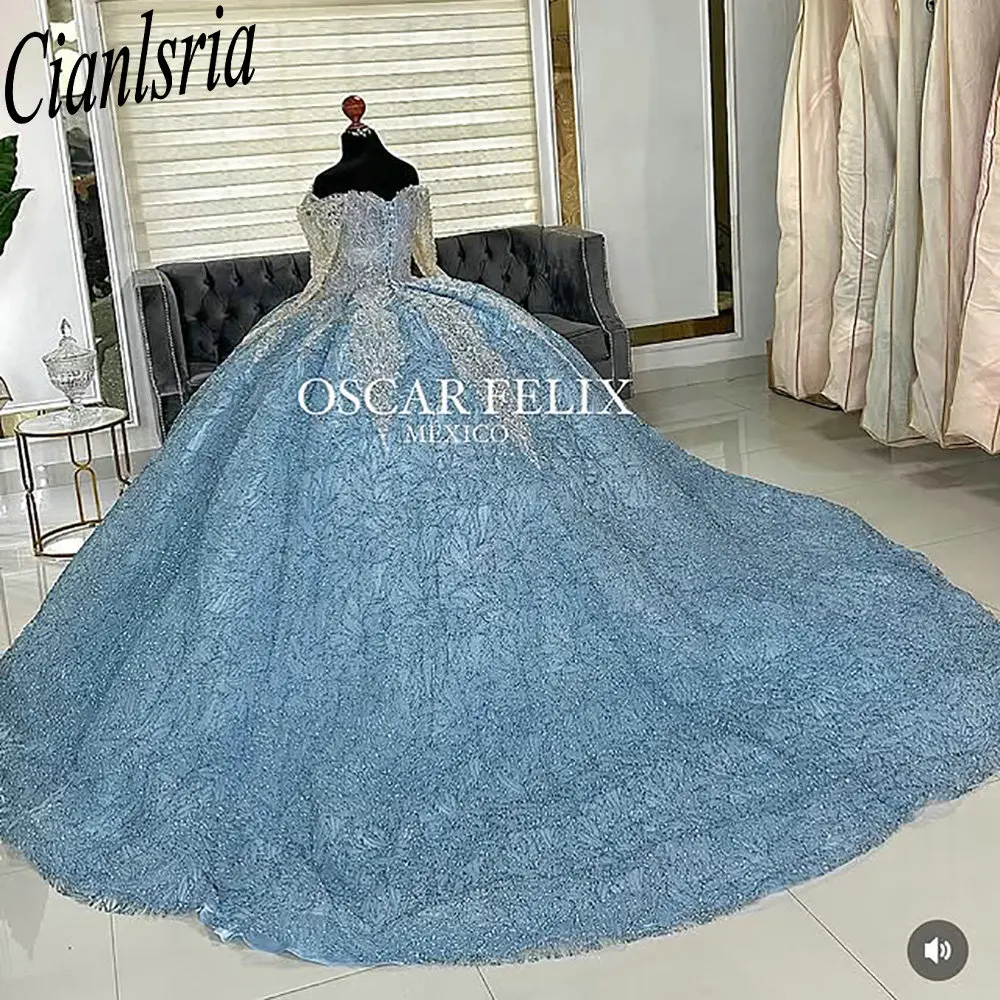 Hellblaues, glitzerndes Kristall-Langarm-Quinceanera-Kleid, Ballkleid, schulterfrei, Applikationen, süßes 15-jähriges mexikanisches Maßgeschneidert